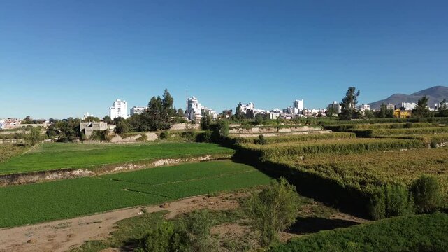 Vista a&eacute;rea del distrito de Cayma en Arequipa, mostrando la campi&ntilde;a y el volc&aacute;n Chachani de fondo durante el d&iacute;a