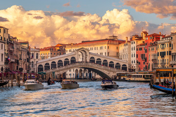 Fototapeta premium Italy, Venice. Rialto Bridge, the oldest bridge on the Grand Canal. Motor boats in the canal.