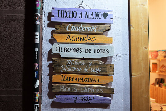 Vintage wood signs HECHO EN CASA / CUADERNOS / AGENDAS / &Aacute;LBUNES DE FOTOS / MARCAP&Aacute;GINAS / BOLIS / L&Aacute;PICES  y m&aacute;s...