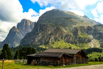 Obraz premium maison en bois à la montagne