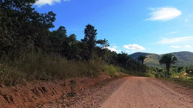 Time lapse dirigindo por estrada rural na cidade de Alto Paraiso de Goi&aacute;s, regi&atilde;o da Chapada dos Veadeiros, Estado de Goi&aacute;s, Brasil