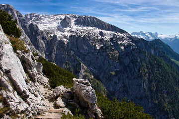 Obraz premium Walking path on a mountain top at the Eagle's Nest on a spring day in Germany.