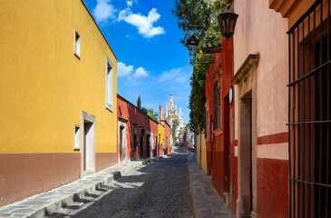 Mexico, Colorful streets of San Miguel de Allende in historic city center near central Cathedral.