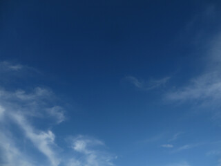 Obraz premium Endless Azure: Vibrant Blue Sky with Elegant Cloud Streaks in Dong Hoi, Quang Binh, Vietnam