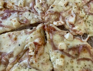 A sliced creamy cheese pizza up close image for background use