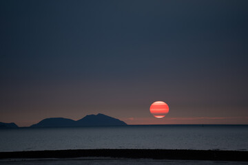 아름답게 떠오르는 붉은 태양