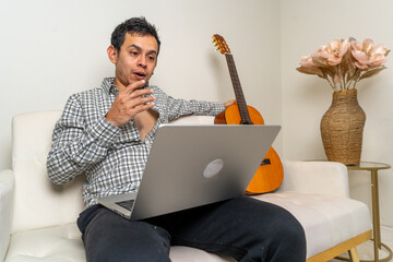 Reacting to Guitar Tips on a Laptop