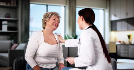 Obraz premium Doctor And Senior Patient Living