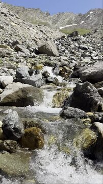 Klares Gebirgswasser in felsiger Landschaft
