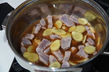 カツオの角煮を作る様子