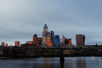 Obraz premium View of modern London city skyline during gloomy sunset