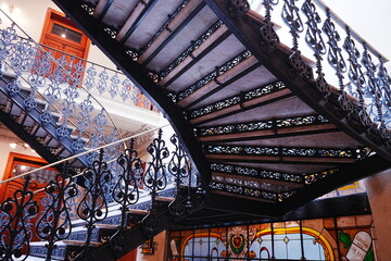 Obraz premium Stairway at Federal Justice Cultural Center or Centro Cultural Justiça Federal in Rio de Janeiro, Brazil - ブラジル リオデジャネイロ 連邦裁判所 文化センター 階段