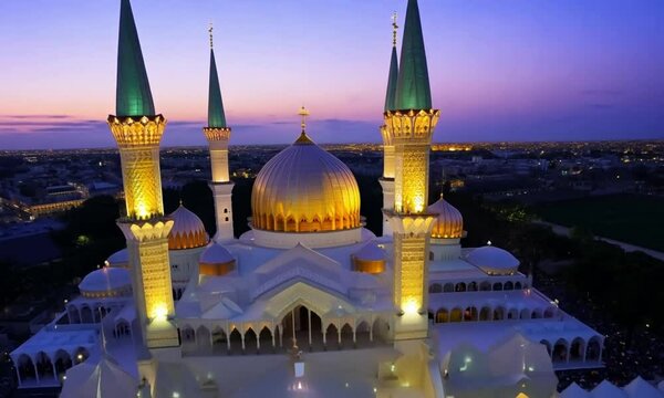 Masjid Artistik 
Diterangi Selama Bulan Suci Ramadhan