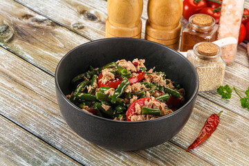 Salad with canned tuna and beans