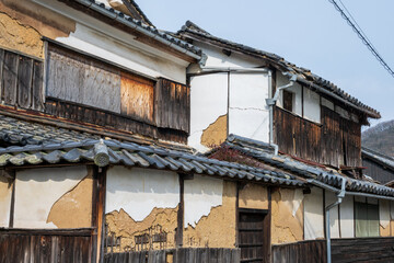 日本の岡山県玉野市八浜の古くて美しい建物