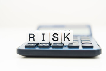 リスク(RISK）のアルファベットブロック文字と電卓