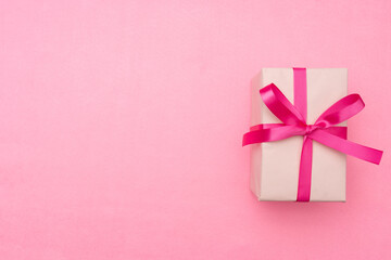 ピンクのギフトボックス