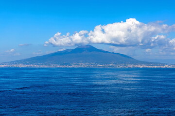 Vista panoramica del Vesuvio(Napoli) dalla penisola sorrentina 