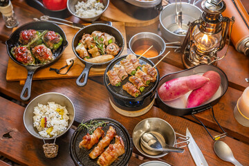 アウトドアでスキレット料理　Outdoor dishes made in an iron pan
