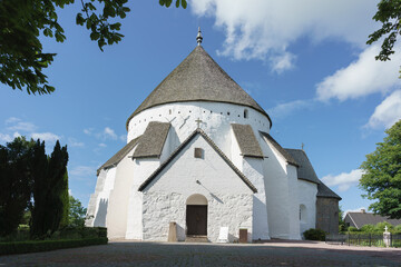 Weiße Rundkirche in  Østerlars auf der Insel Bornholm