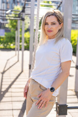 Obraz premium Sporty blond haired woman in white t-shirt. Mock-up.