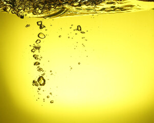 Air bubbles in yellow drink