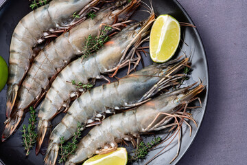 Raw big tiger ( king ) shrimps photography . Top view