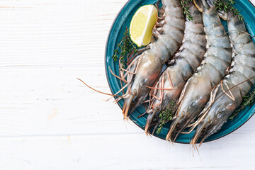 Raw big tiger ( king ) shrimps photography . Top view