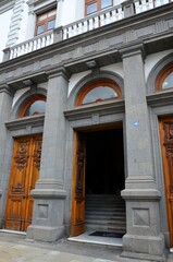 Obraz premium Facade of colonial building in the city of Santa Cruz de Tenerife