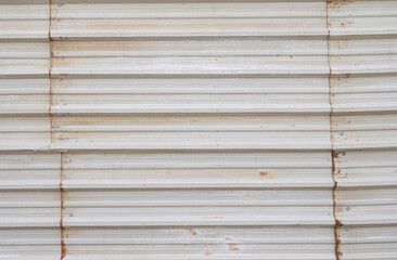 Pannello metallico usurato posto all'esterno come barriera o recinzione