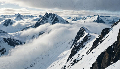 Naklejka premium Montagnes enneigées sous un manteau de nuages