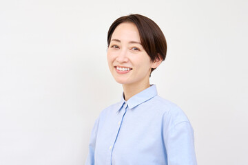 笑顔の女性のポートレート　白背景　カメラ目線