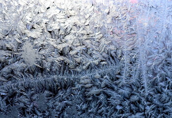 Eisblumen an einer Autoscheibe