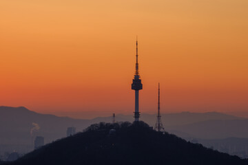 Obraz premium Scenic view of Seoul against sky during sunrise