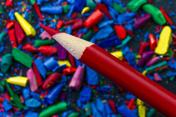 Obraz premium Vibrant red pencil surrounded by colorful pencil tips.
