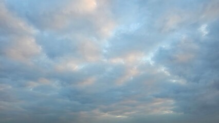 파란 하늘과 석양이 비치는 흰 구름