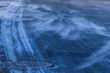 道路の舞う吹雪