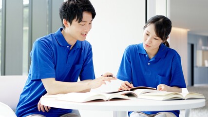 資格の勉強をする介護士