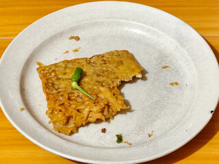 Tempe mendoan, tempe mendoan is a type of Indonesian fried food, made from tempeh coated in wheat flour with spices served with green chilies.