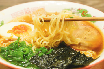  I was about to eat old-fashioned Japanese-style ramen with chopsticks when I saw a red rice bowl
