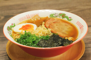  Retro-style ramen (noodle), an old popular home-style dish in Japan, red rice bowl