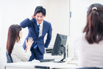 女性の上司から褒められるビジネスマン