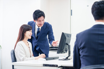 女性の上司から褒められるビジネスマン