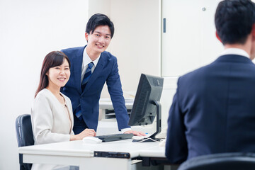 女性の上司から褒められるビジネスマン