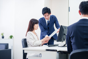 女性の上司から褒められるビジネスマン
