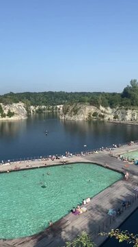 molo oraz baseny na zbiorniku wodnym pośr&oacute;d skał wapiennych w słoneczny letni dzień
