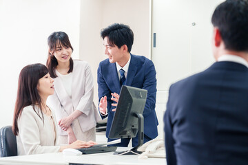 上司に報告をするビジネスパーソン