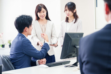 Fototapeta premium 上司に報告をするビジネスパーソン