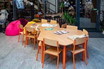 Biblioteczne kąciki dla dzieci i młodzieży. Kącik czytelniczy dla przedszkolaków w bibliotece. Biblioteka.