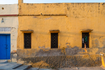  Gelbe Wand mit Fenstern in Mandawa in Rajasthan in Indien